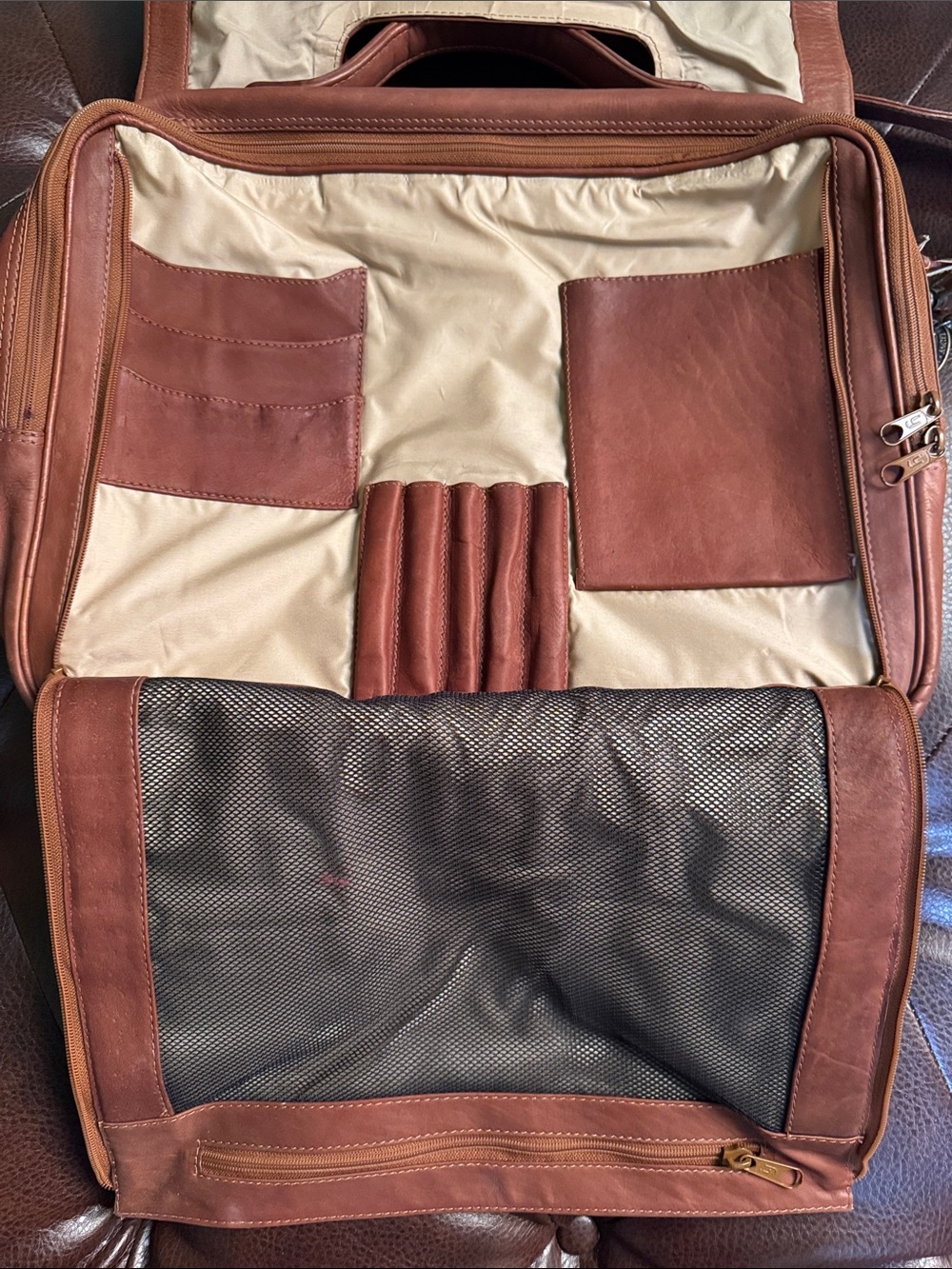 Women’s Leather Book/Messenger Bag in Brown - Classic Carry - Picture 5 of 7